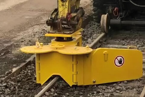 Niveleuse à ballast S1 de la marque Richter und Müller utilisé sur voie de chemin de fer